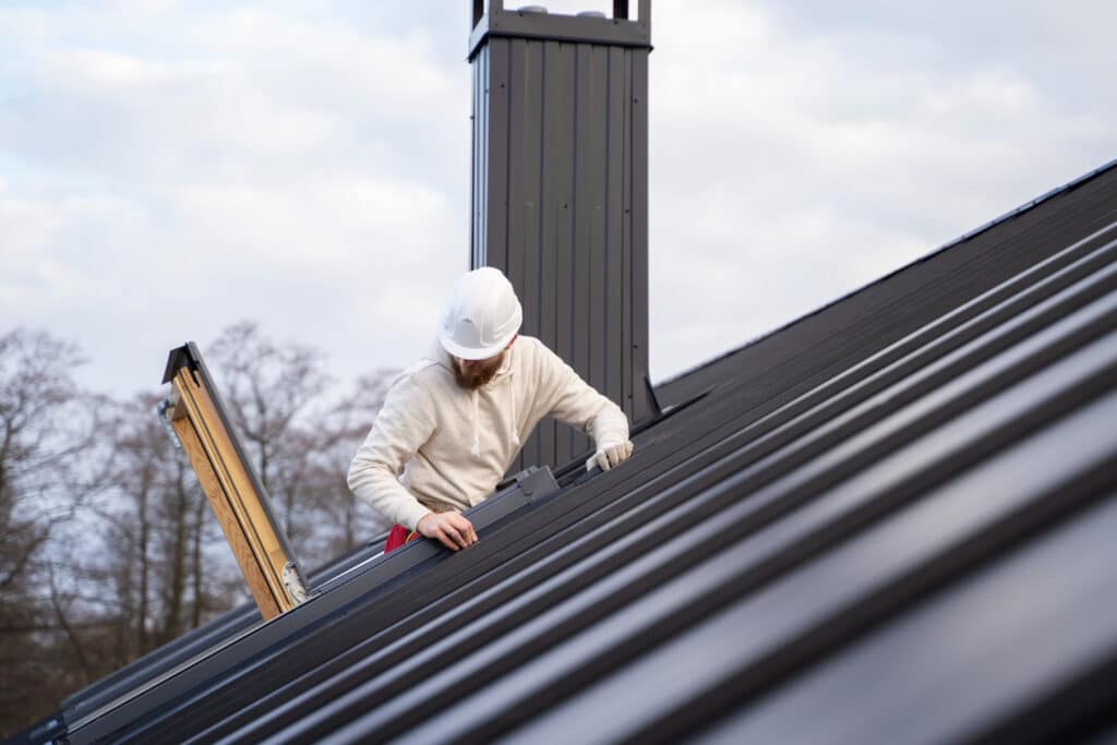 Ouvrier en train de rénover une toiture